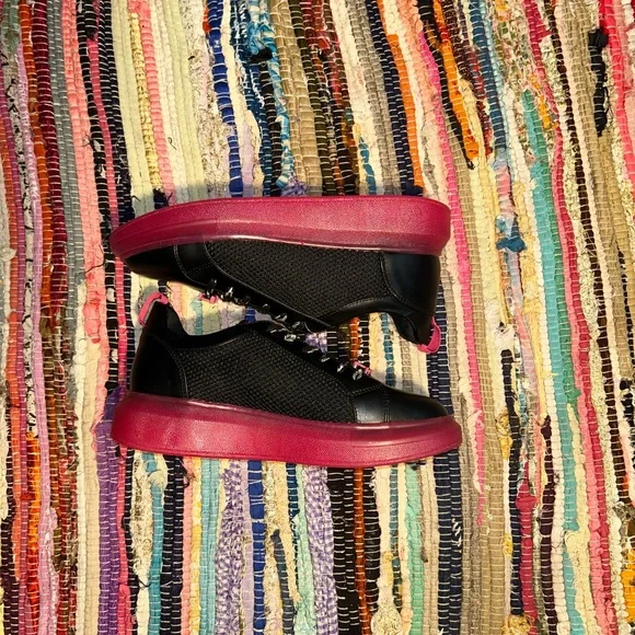 Juicy Couture 🩷🖤Black and Pink Sneakers - Picture 2 of 4